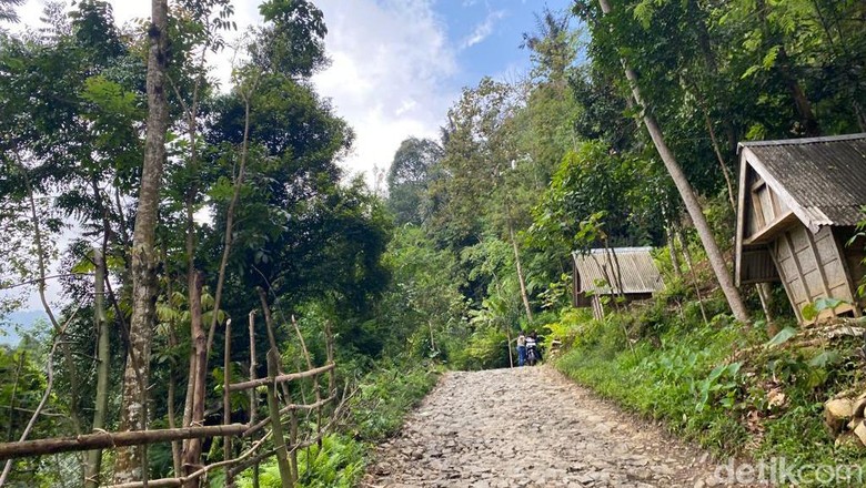 Jalan rusak menuju pelosok Kasepuhan Cisitu di Lebak, Banten Jalan rusak menuju pelosok Kasepuhan Cisitu di Lebak, Banten