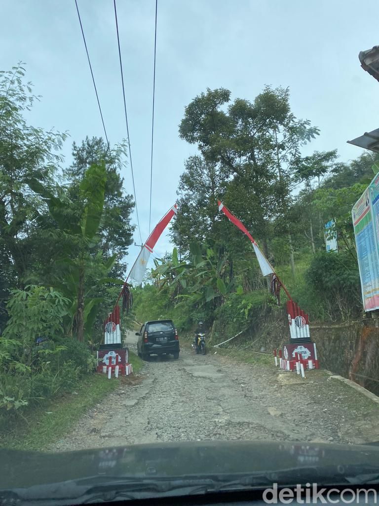 Jalan rusak menuju pelosok Kasepuhan Cisitu di Lebak, Banten