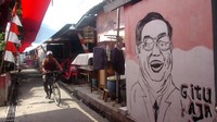 Pesepeda melintas di bawah bendera super panjang di Tegal. Bendera merah putih tersebut dipasang dalam rangka menyambut HUT ke 77 Kemerdekaan RI.