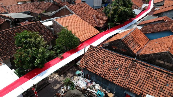 Foto udara bendera merah putih terpanjang di Desa Pekauman Kulon, Kabupaten Tegal, Jawa Tengah, Senin (15/8/2022). Bendera sepanjang 150 meter yang dijahit selama lima hari tersebut dipasang dalam rangka menyambut HUT ke 77 Kemerdekaan RI. ANTARA FOTO/Oky Lukmansyah/foc.