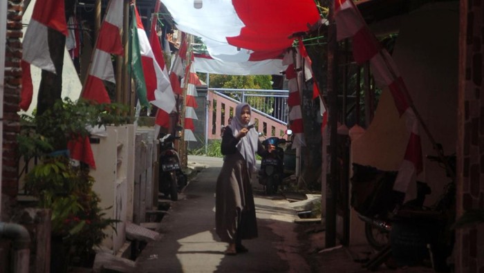Jelang Kemerdekaan, Bendera Merah Putih Terbentang di Tegal Foto udara bendera merah putih terpanjang di Desa Pekauman Kulon, Kabupaten Tegal, Jawa Tengah, Senin (15/8/2022). Bendera sepanjang 150 meter yang dijahit selama lima hari tersebut dipasang dalam rangka menyambut HUT ke 77 Kemerdekaan RI. ANTARA FOTO/Oky Lukmansyah/foc.