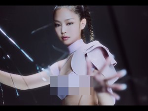 Gaya Seksi Jennie BLACKPINK Tuai Kritik, Kenakan Baju Pink Serupa Bra