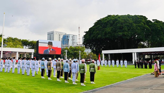 Jokowi Kukuhkan Paskibraka dan Calon Komandan Upacara