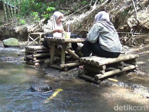 Nikmatnya Nongkrong Ditemani Gemericik Aliran Sungai di Lumajang