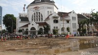 Tugu yang berada persis di depan Kantor Pos Medan dihancurkan. Tugu yang dihancurkan itu bukanlah bagian dari cagar budaya Kota Medan (Foto: Istimewa)