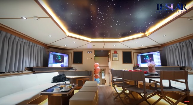 Kapal pyang didatangi Rizky Billar dan Lesti Kejora itu tampak mewah dan berfasilitas cukup lengkap. Di bagian dalamnya terdapat ruangan yang bisa digunakan berkumpul, bersantai, dan karaoke bersama. Foto: YouTube/Leslar Entertainment