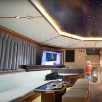 Kapal pyang didatangi Rizky Billar dan Lesti Kejora itu tampak mewah dan berfasilitas cukup lengkap. Di bagian dalamnya terdapat ruangan yang bisa digunakan berkumpul, bersantai, dan karaoke bersama. Foto: YouTube/Leslar Entertainment