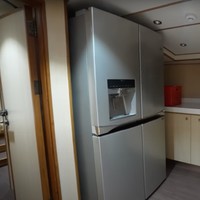 Bagian dapur di dalam kapal juga cukup luas dan terdiri dari 2 sisi di bagian kiri dan kanan. Salah satu sisinya dilengkapi dengan sebuah kulkas 2 pintu yang cukup besar, lemari penyimpanan, juice dispenser, dan beberapa gelas yang sudah tersusun rapih. Foto: YouTube/Leslar Entertainment