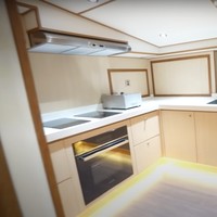 Sementara di sisi sebelahnya terdapat ruangan dapur yang cukup luas dengan didominasi warna coklat. Dapur tampak cukup lengkap dengan kompor, oven, tempat cuci piring, dan lemari-lemari untuk menyimpan barang-barang dapur. Foto: YouTube/Leslar Entertainment