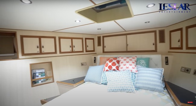 Begini penampakan ruang kamar di dalam kapal mewah yang didatangi Lesti dan Billar. Walaupun tak terlalu besar, namun ruangan kamar terlihat cukup nyaman dengan banyak lemari untuk menyimpan barang. Foto: YouTube/Leslar Entertainment