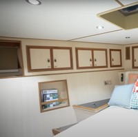 Begini penampakan ruang kamar di dalam kapal mewah yang didatangi Lesti dan Billar. Walaupun tak terlalu besar, namun ruangan kamar terlihat cukup nyaman dengan banyak lemari untuk menyimpan barang. Foto: YouTube/Leslar Entertainment