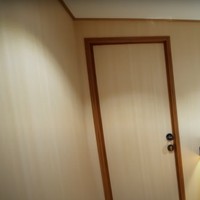 Di bagian depan kamar mandinya terdapat wastafel dan sebuah kaca. Sama seperti ruangan dapur dan kamar, ruangan kamar mandinya pun didominasi oleh warna coklat. Foto: YouTube/Leslar Entertainment