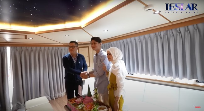 Setelah berkeliling Lesti Kejora dan Rizky Billar tampak berfoto bersama. Bagian dari prank, Billar mengaku jika memiliki kapal memang sudah menjadi impiannya sejak lama. Foto: YouTube/Leslar Entertainment
