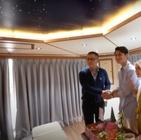 Setelah berkeliling Lesti Kejora dan Rizky Billar tampak berfoto bersama. Bagian dari prank, Billar mengaku jika memiliki kapal memang sudah menjadi impiannya sejak lama. Foto: YouTube/Leslar Entertainment