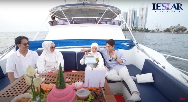 Di lantai atas kapal juga terdapat tempat untuk bersantai. Dalam foto terlihat Lesti yang kembali mendapat kado kejutan berupa tas mewah Hermes. Foto: YouTube/Leslar Entertainment