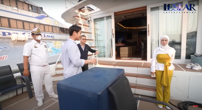 Melalui akun YouTube Leslar Entertainment diketahui jika Rizky Billar memberikan kado spesial ulang tahun untuk Lesti Kejora yang berharga fantastis. Kado tersebut berupa kapal mewah yang harganya mencapai Rp 38,5 miliar. Mengetahui harganya, Lesti Kejora pun sampai dibuat terkejut. Foto: YouTube/Leslar Entertainment