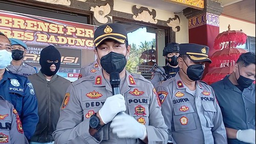 Kapolres Badung AKBP Leo Dedy Defretes saat konferensi pers di Polres Badung, Senin (15/8/2022).