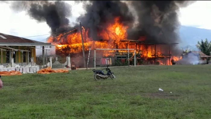 Kebakaran 4 rumah di Enrekang.
