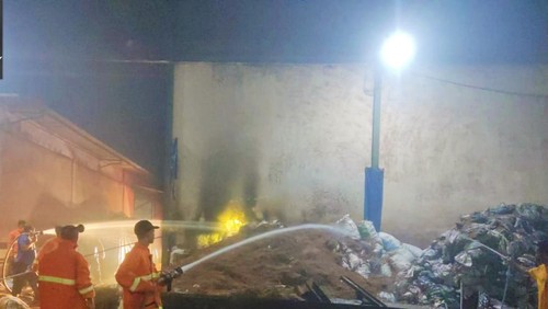 Petugas saat melakukan pemadaman api di lokasi kejadian, Senin (15/8/2022) dini hari