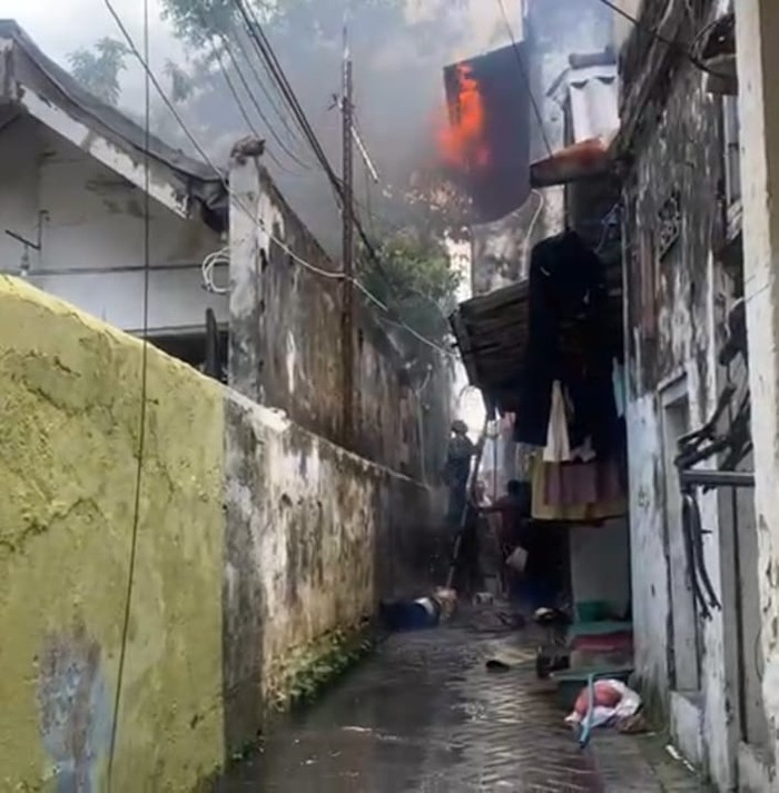 kebakaran rumah warga di surabaya