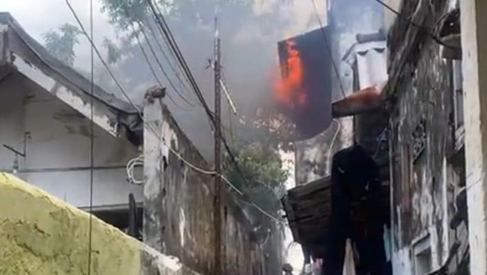 kebakaran rumah warga di surabaya