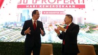 Marketing Director Agung Podomoro Land Agung Wirajaya bersama Presiden Direktur Era Indonesia Darmadi Darmawangsa berbincang dalam Webinar Agung Podomoro 53 Tahun Berinovasi Bangkitkan Industri Properti Menjaga Pertumbuhan Ekonomi, di Senayan City, Jakarta.