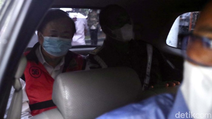 Keluar Kejagung, Surya Darmadi Berompi Tahanan Kejagung memeriksa Surya Darmadi selama hampir empat jam terkait korupsi 78 T. Surya kemudian keluar sekitar pukul 17.32 WIB dengan memakai rompi tahanan.