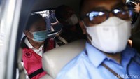 Surya kemudian keluar sekitar pukul 17.32 WIB. Dia langsung memasuki mobil Kijang Innova hitam bernopol B-2896-DO.