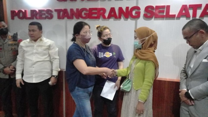 Keluarga wanita yang viral diduga mencuri cokelat di Alfamart Cisauk meminta maaf kepada pegawai Alfamart. Keluarga wanita pengambil cokelat Alfamart meminta maaf diwakili anaknya di Mapolres Metro Tangerang Selatan (Tangsel).