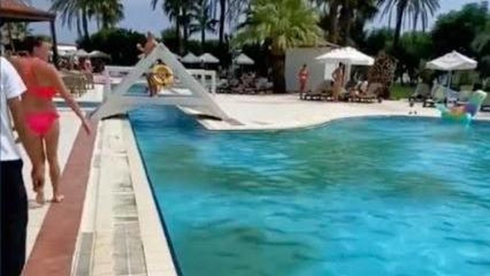 Kolam renang kotor Azura Deluxe Hotel