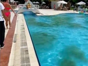 Iyuh...Hotel Bintang 5 kok Kolam Renangnya Kotor Begini