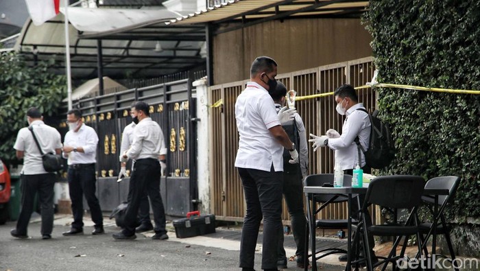 Komnas HAM, Polri dan Kompolnas Cek Lokasi Penembakan Brigadir J Komnas HAM meninjau TKP penembakan Brigadir J di rumah dinas Irjen Ferdy Sambo, di Duren Tiga, Jaksel. Polri dan Kompolnas juga tiba di TKP Duren Tiga.