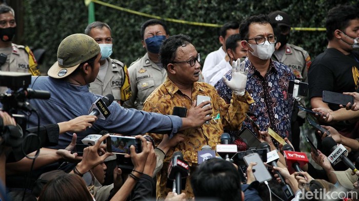 Komnas HAM, Polri dan Kompolnas Cek Lokasi Penembakan Brigadir J Komnas HAM meninjau TKP penembakan Brigadir J di rumah dinas Irjen Ferdy Sambo, di Duren Tiga, Jaksel. Polri dan Kompolnas juga tiba di TKP Duren Tiga.