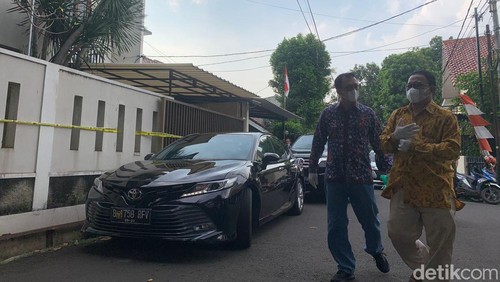 Komnas HAM tiba di rumah yang menjadi TKP Brigadir J ditembak. Rumah itu sedianya ditempati eks Kadiv Propam Polri Irjen Ferdy Sambo. (Mulia Budi/detikcom)
