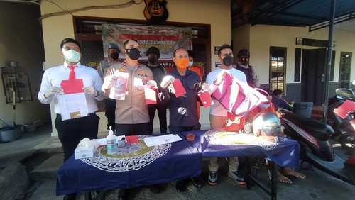 Konferensi per kasus pencurian ATM gegara ketagihan judi online di Polsek Denpasar Selatan, Senin (15/08/2022).