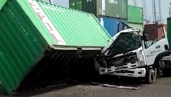Kontainer menimpa truk di Surabaya