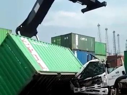 Kontainer menimpa truk di Surabaya