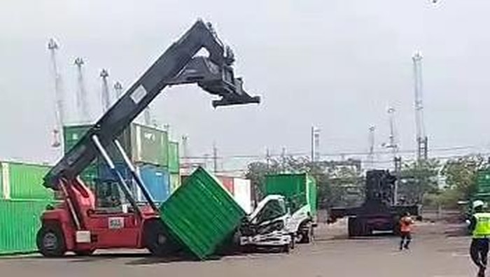 Kontainer menimpa truk di Surabaya