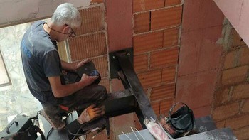 Duh, kok lihat tangganya ngilu ya?