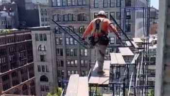 Jalan setapak di atas ketinggian.