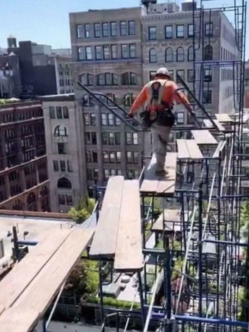 Kumpulan Aksi Tukang yang Bikin Geleng-geleng Kepala, Jangan Ditiru Ya