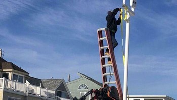 Pakai apa saja yang ada, yang penting bisa naik tinggi.