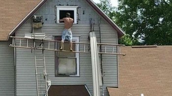 Mungkin ini namanya tukang ahli tangga kali ya.