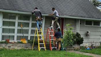 Berpindah posisi dengan tangga.