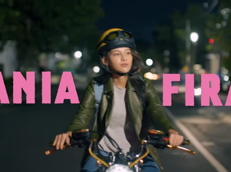 Lania Fira, Si Alisha Gadis Random di Romantik Problematik