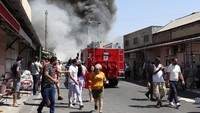 Warga berlarian dan menyelamatkan diri dari lokasi terjadinya ledakan tersebut. Terlihat di belakang, asap terus memenuhi kawasan tersebut. (Hayk Baghdasaryan/Reuters)