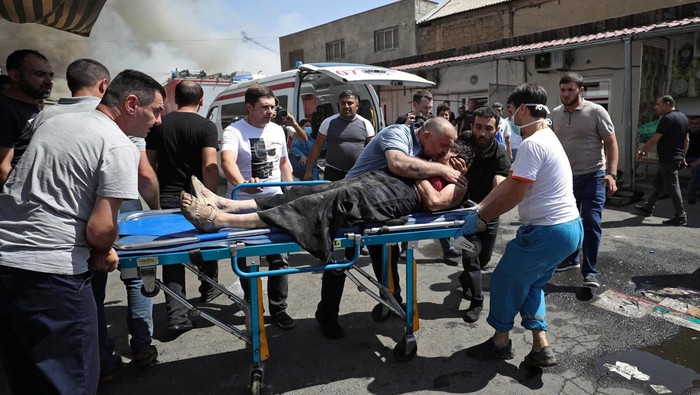 Ledakan di Armenia People clear the debris after blasts ripped through a fireworks warehouse in a shopping mall in Yerevan, Armenia August 14, 2022. Vahram Baghdasaryan/Photolure via REUTERS ATTENTION EDITORS - THIS IMAGE HAS BEEN SUPPLIED BY A THIRD PARTY.