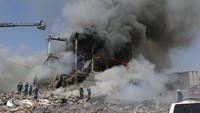 Kondisi bangunan pusat perbelanjaan hampir rata dengan tanah. Beberapa orang dilaporkan terjebak reruntuhan bangunan. (Vahram Baghdasaryan/Reuters)