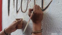 Anggota Karangtaruna RW 06 Derwati ini notabene para pemuda. Melukis dengan tema kemerdekaan di tembok gang menuju permukiman merupakan bentuk kreativitas para pemuda.