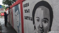 Sebelum dilukis, tembok tersebut diwarnai dahulu dengan warna merah putih, setelah itu lukisan dengan tema kemerdekaan pun dilukis.
